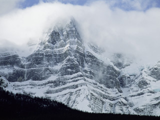 Snowy mountain clouds blue sky 9 - under a blue sky free wallpaper