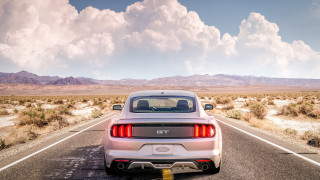 Car parked desert mountains clouds - dom qwek free wallpaper