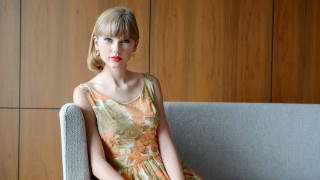 Woman couch dress red lip - dorothy coke free wallpaper