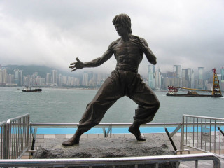 Statue man rock water city 2 - a statue of a man free wallpaper