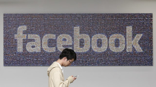 Man facebook sign cellphone looking - f 8 aperture free wallpaper