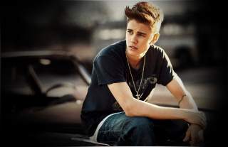 Young man sitting car necklace - a gold chain free wallpaper