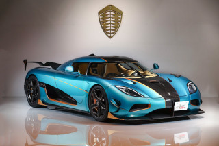 Blue sports car gold stripe - a gold emblem free wallpaper