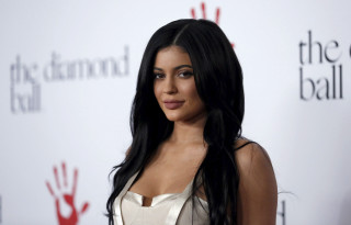 Woman blackhair whitedress redhand sculpture - long black hair free wallpaper
