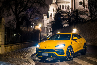 Yellow car cobblestone street night - 8k artistic photography free wallpaper