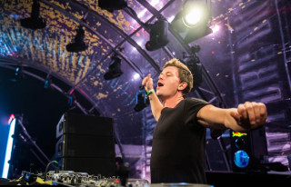 Man dj set hands up - a microscopic photo free wallpaper