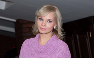 Blonde woman purple sweater earrings - a picture in a room free wallpaper