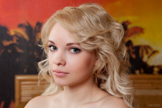 Blonde woman painting palm tree - airbrush free wallpaper