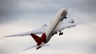 Large jetliner cloudy sky landing 2 - turnaround free wallpaper