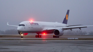 Jetliner airport runway night red - intimidating lighting free wallpaper