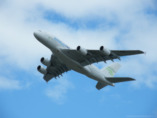 Large jet cloudy sky green - a cloudy blue sky free wallpaper