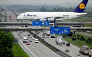 Jetliner highway traffic sign flying - traffic free wallpaper