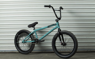 Blue bike leaning against wall - closed free wallpaper