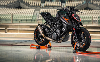 Motorcycle parked ramp stadium seats - dosso dossi free wallpaper