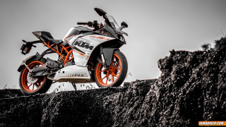 Motorcycle rockwall hill grass night - fan kuan free wallpaper